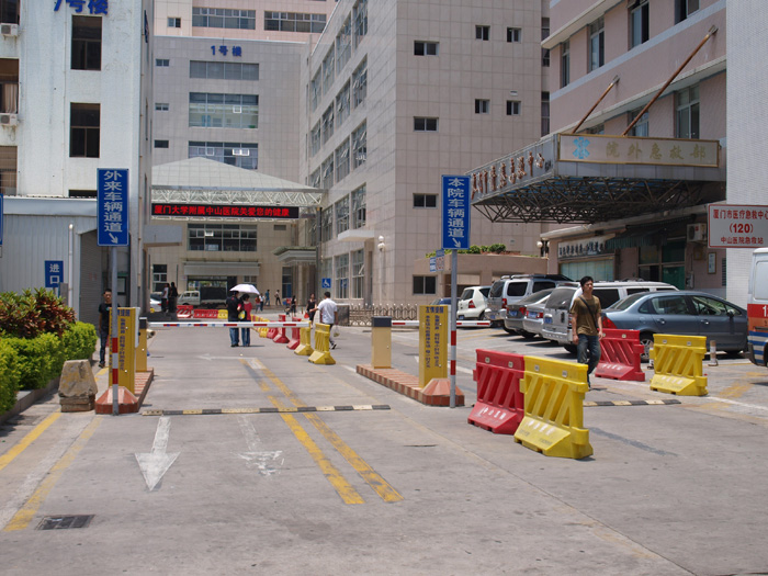 廈門(mén)中山醫(yī)院停車(chē)場(chǎng)設(shè)備圖片